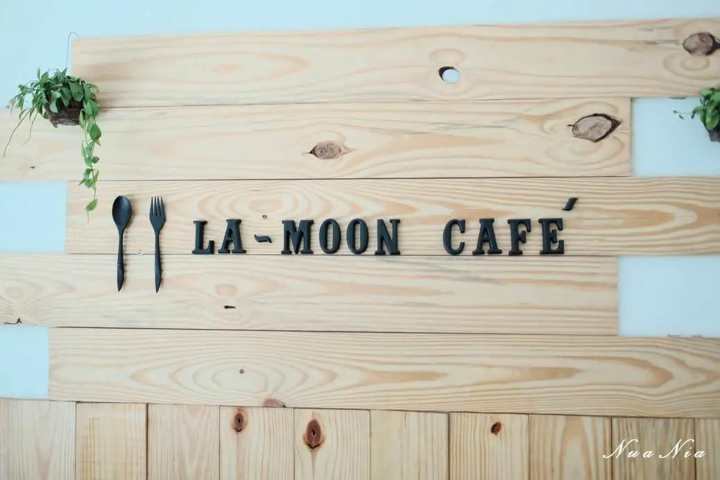 La moon cafe 001 1038x692