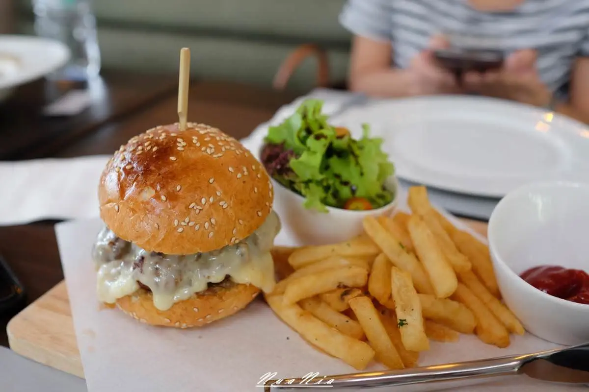 The hub cafe and eatery 025