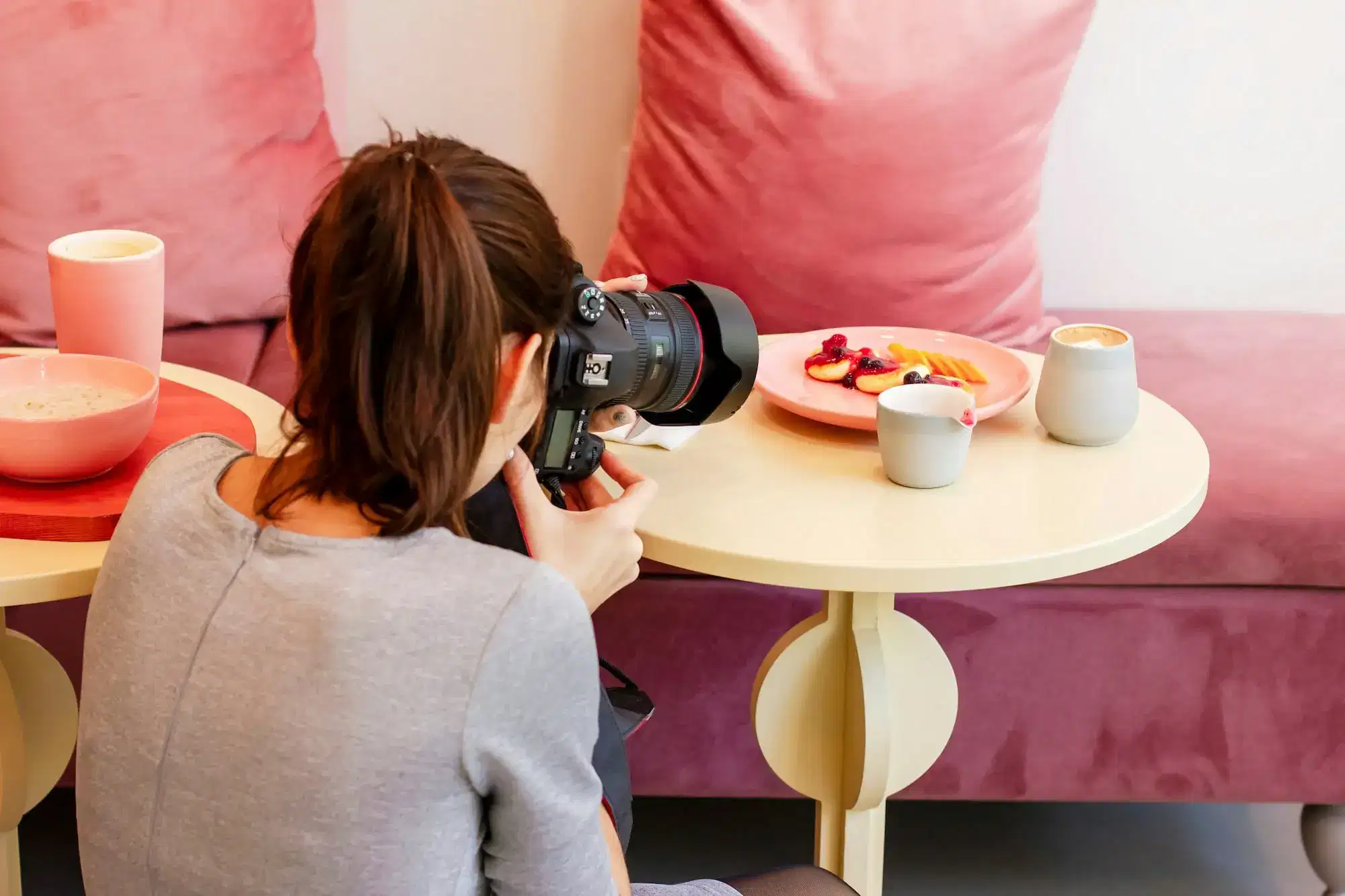 Young woman food photographer 622060
