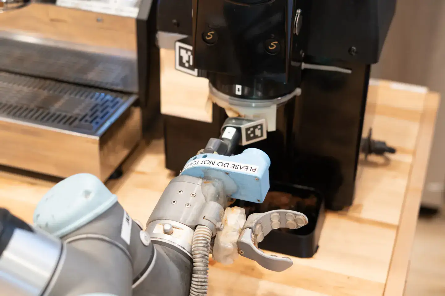 268304 Artly Robot Barista AJohnson