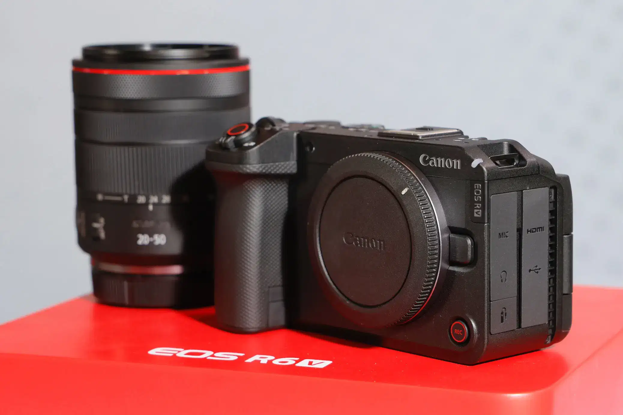 รูปประกอบ Canon R6 V และ RF20 50mm