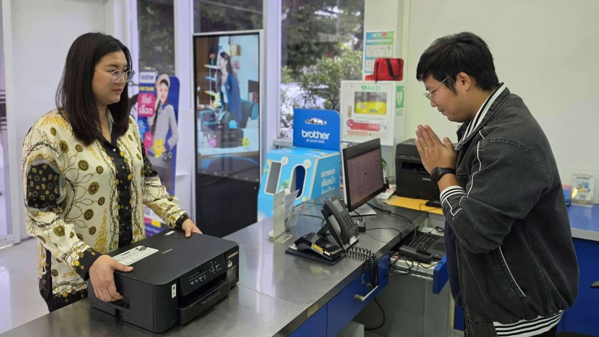 ลูกค้านำเครื่องพิมพ์ Brother เข้ารับบริการที่ศูนย์บริการ