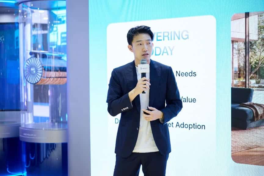 David Qian ซีอีโอ ECOVACS ROBOTICS พูดบนเวทีที่งาน IFA พร้อมโชว์ OZMO ROLLER 3.0