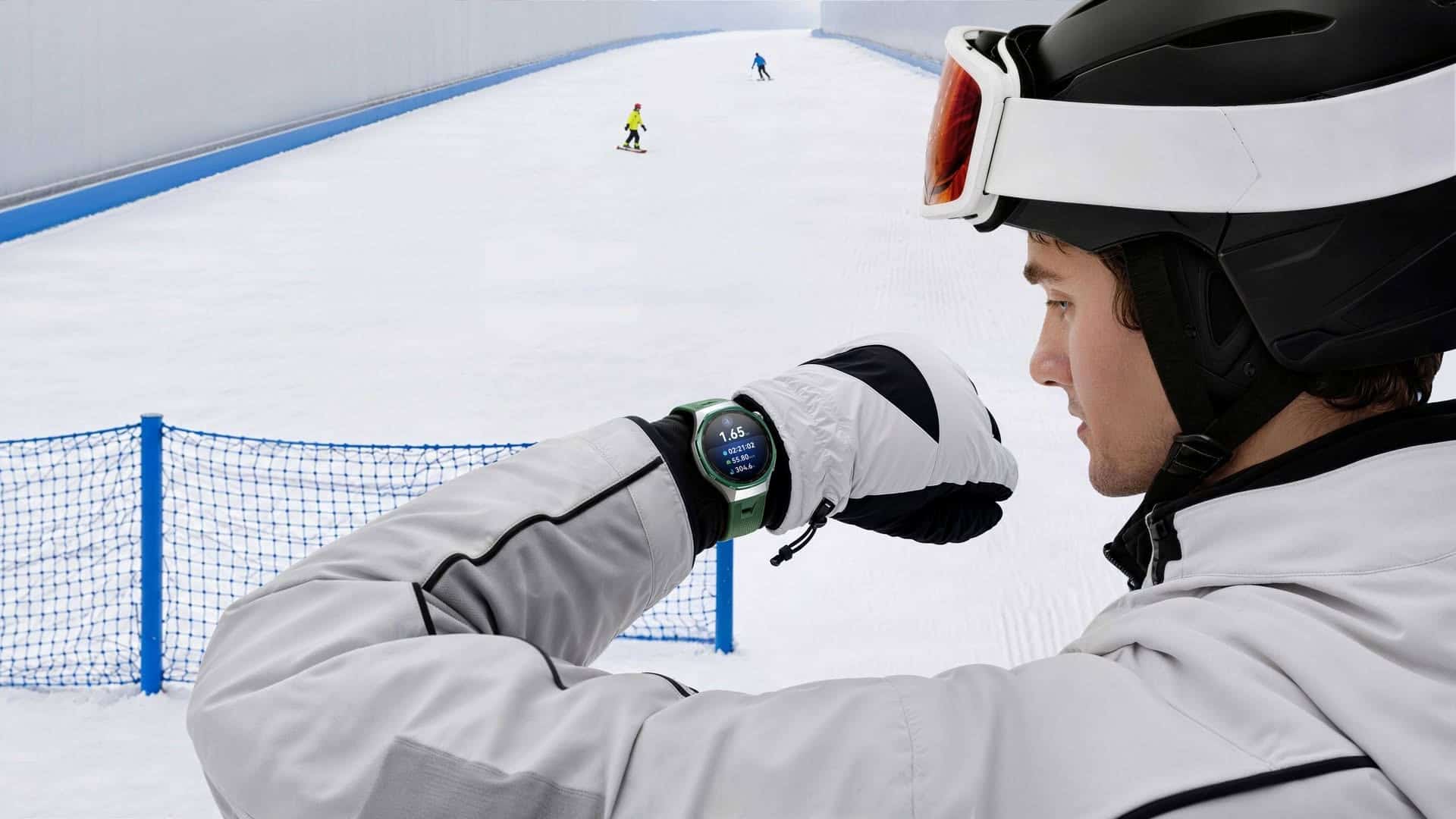 HUAWEI WATCH GT 7 Series สมาร์ทวอทช์สีเขียวบนข้อมือขณะเล่นสกี