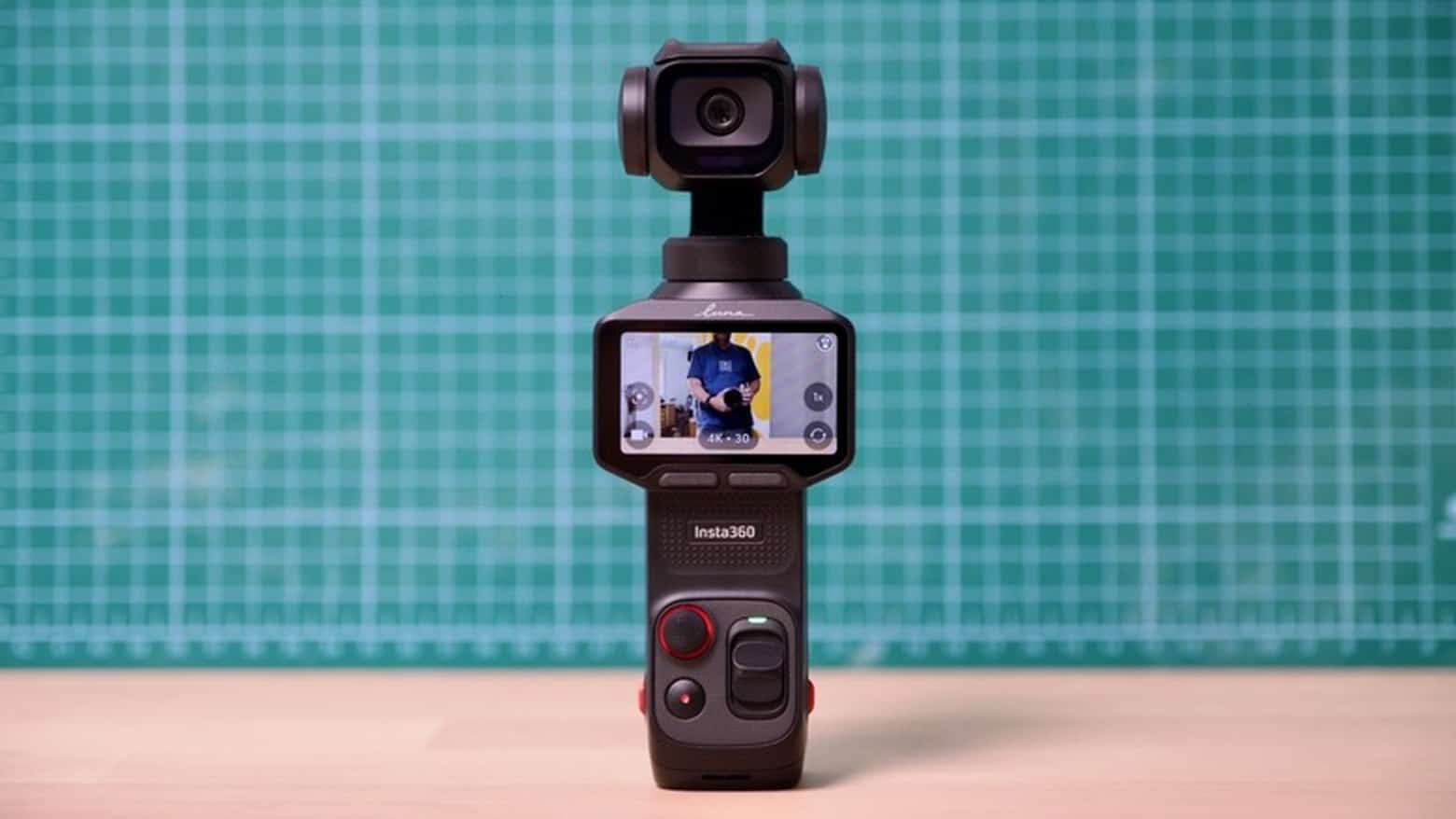 Insta360 Luna Pro วางบนโต๊ะพร้อมจอแสดงผล