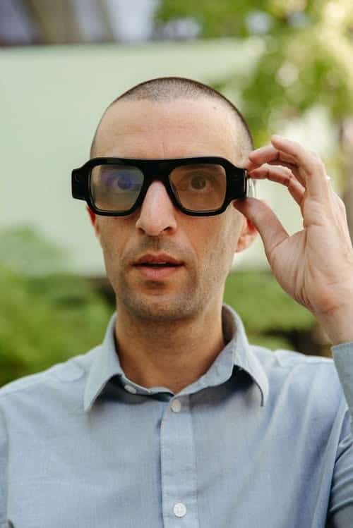 Snap Specs ใกล้ๆ ขณะสัมผัสขาแว่น