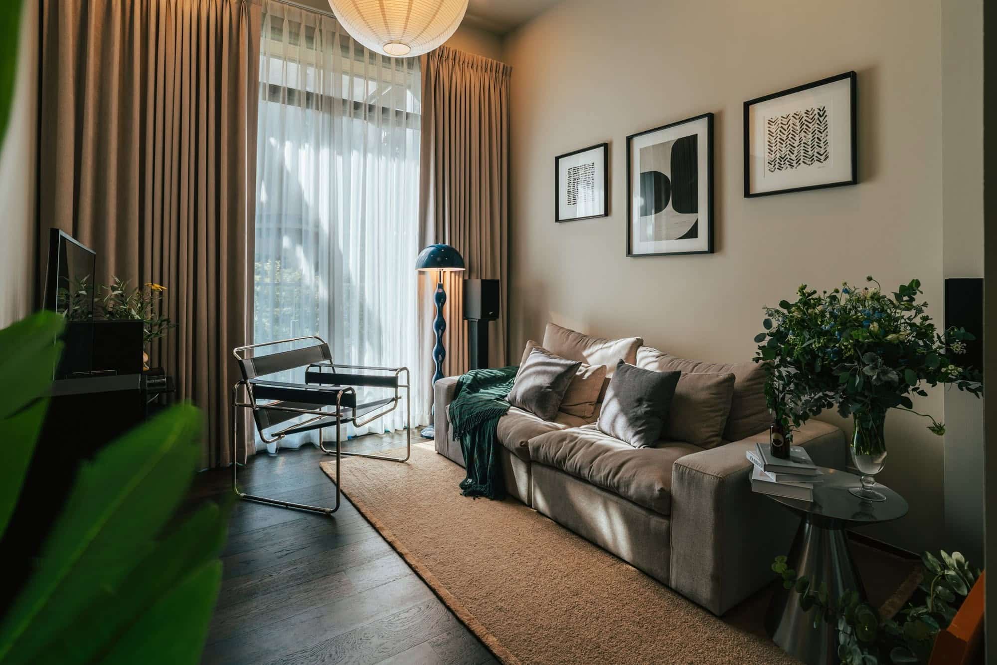 พื้นที่นั่งเล่น Double-Volume Living ใน Forest Duplex Penthouse
