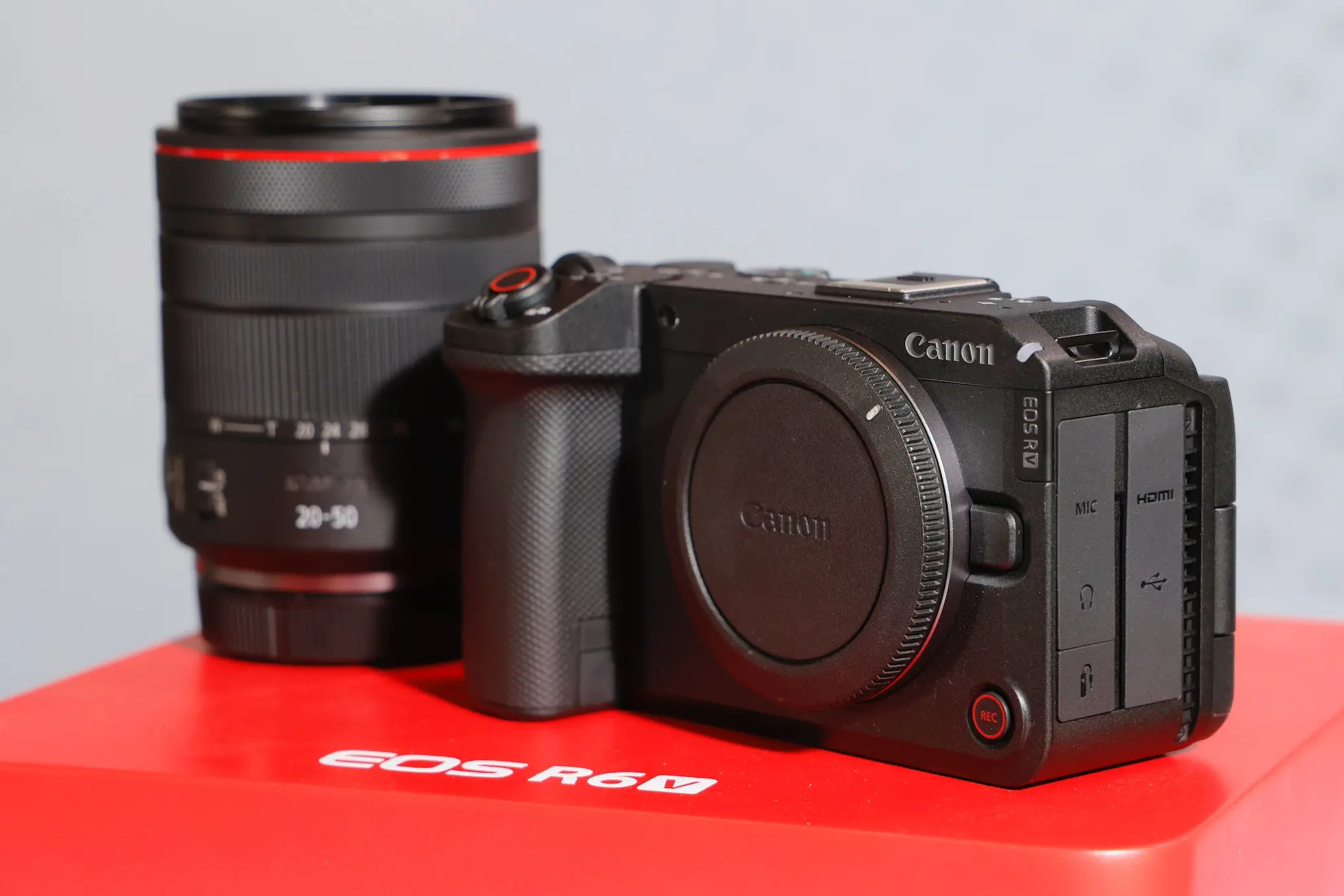 รูปประกอบ Canon R6 V และ RF20 50mm