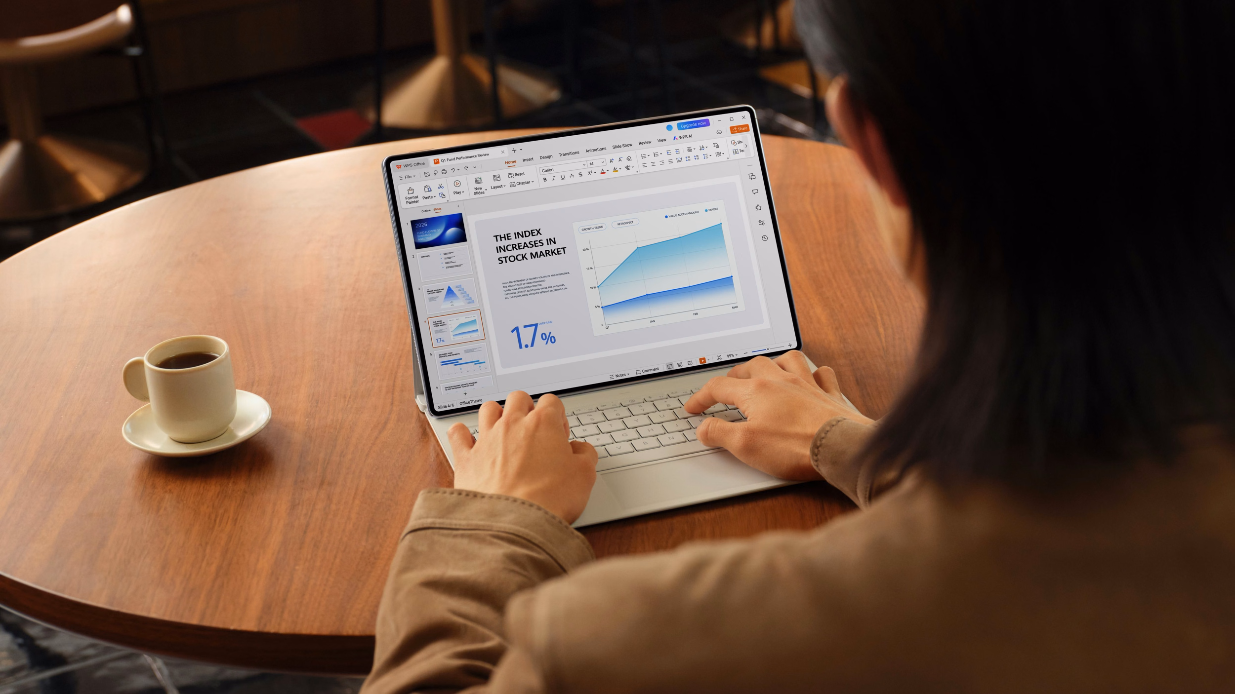 คนใช้ HUAWEI MatePad กับ WPS Office บนโต๊ะทำงาน