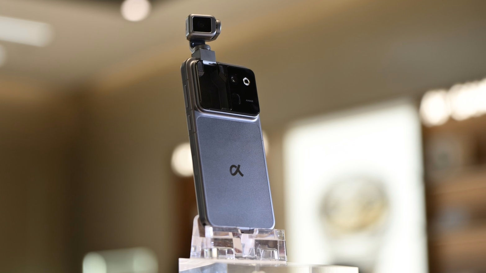 HONOR Robot Phone จัดแสดงภายในร้าน HONOR Alpha Store
