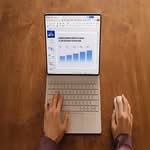 HUAWEI MatePad Pro Max วางบนโต๊ะไม้ มุมบนแสดงคีย์บอร์ดและเมาส์ไร้สาย