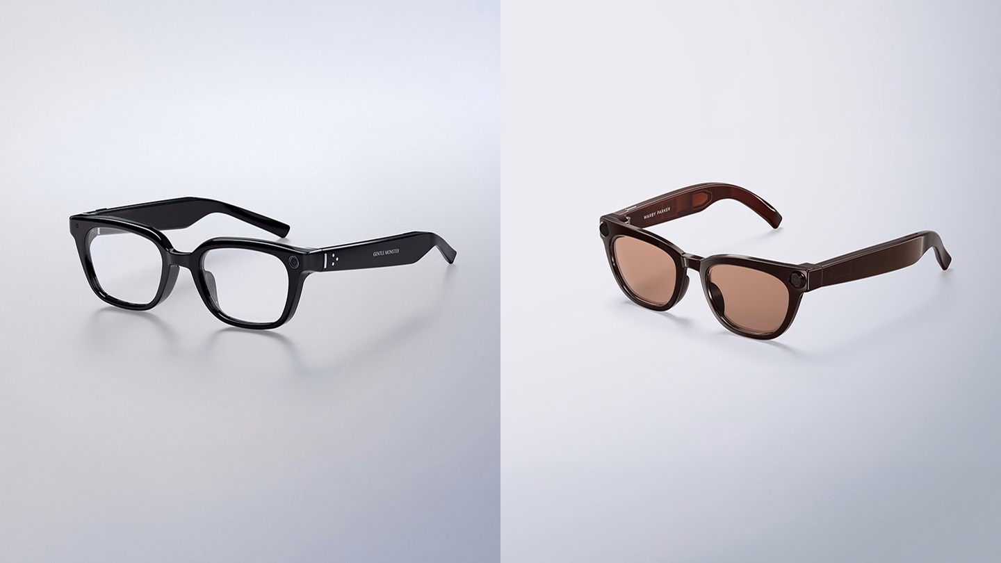 แว่นตาอัจฉริยะ Galaxy Smart Glasses สองดีไซน์วางเทียบกัน กรอบสีดำจาก Gentle Monster ด้านซ้าย และกรอบสีน้ำตาลเข้มจาก Warby Parker ด้านขวา บนพื้นหลังสีเทาอ่อน