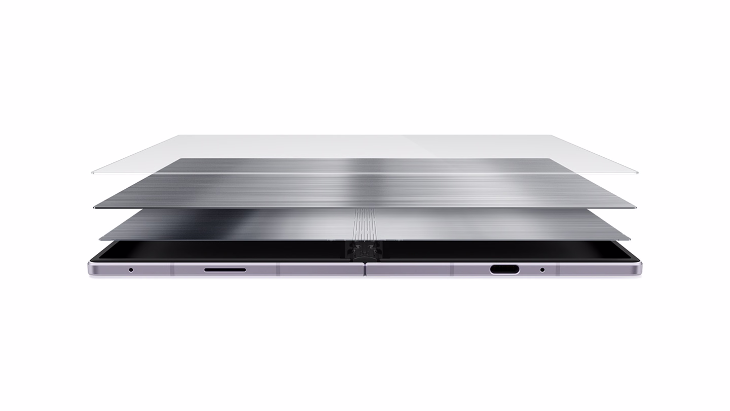 เทคโนโลยี Flex Titanium ของ Galaxy Z Fold8 ผสานฟิล์มและแผ่นไทเทเนียมอัลลอยด์เพื่อให้ตัวเครื่องบางลงโดยไม่ลดความแข็งแกร่ง