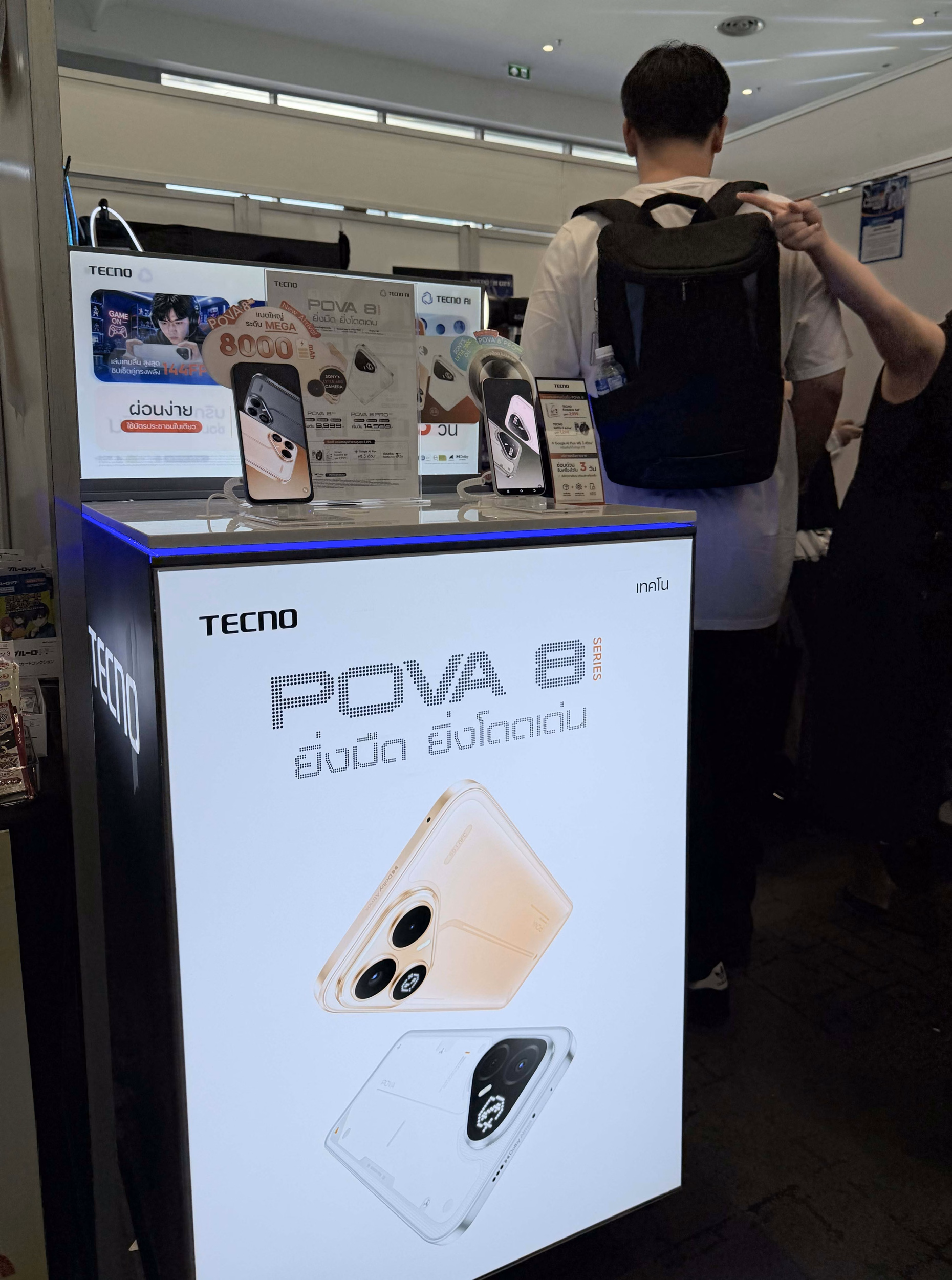 บูธจัดแสดง TECNO POVA 8 Series พร้อมป้ายราคาที่งานแสดงสินค้า