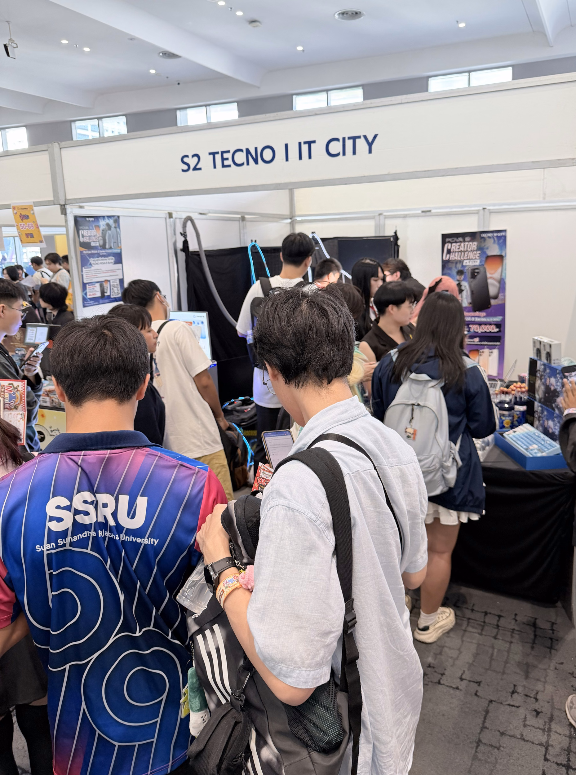 ผู้คนเข้าคิวเลือกชมสินค้าที่บูธ TECNO ในงานไอทีซิตี้