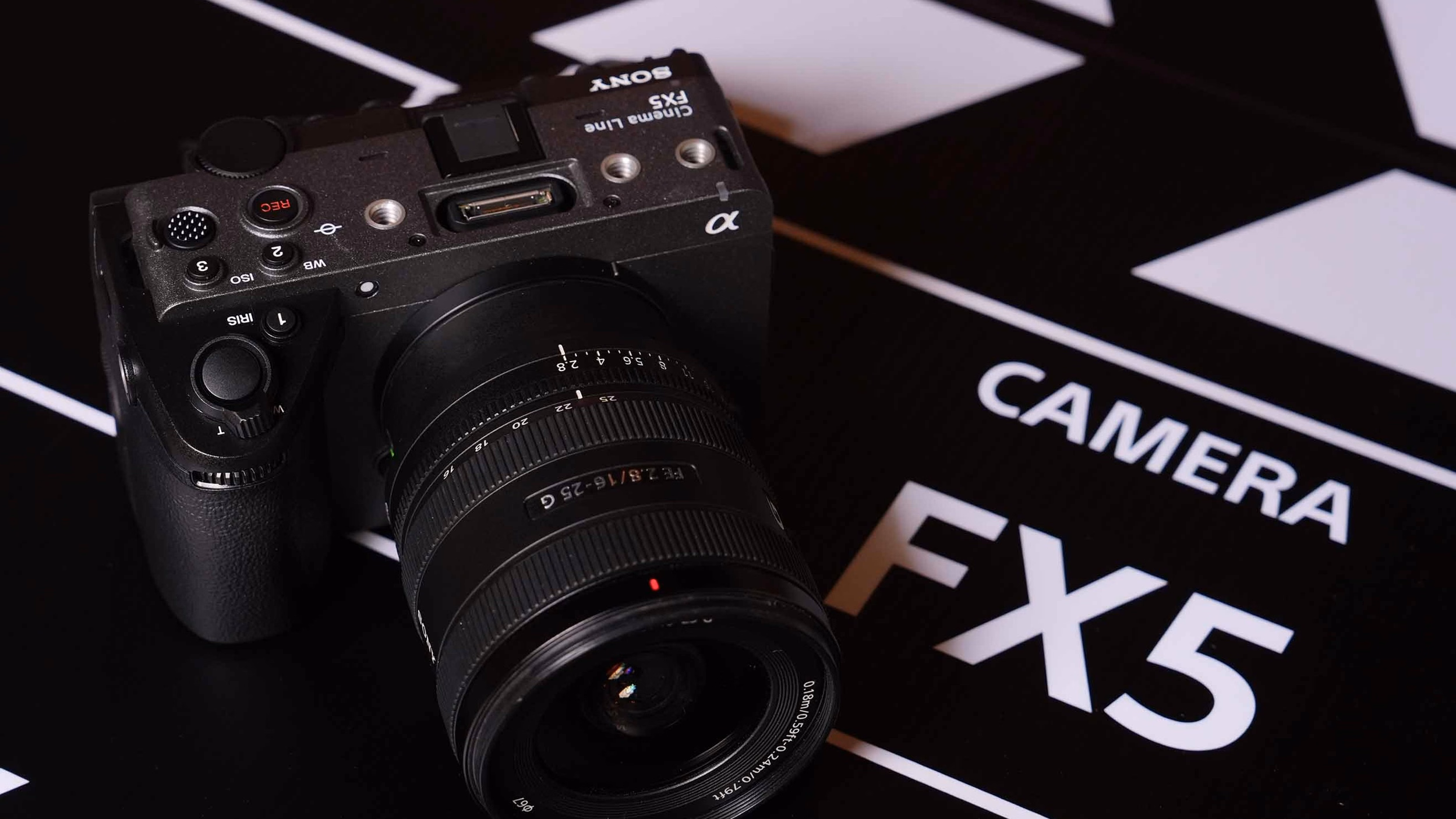 Sony FX5 กล้อง Cinema Line วางบนคลับเปอร์บอร์ดกองถ่าย