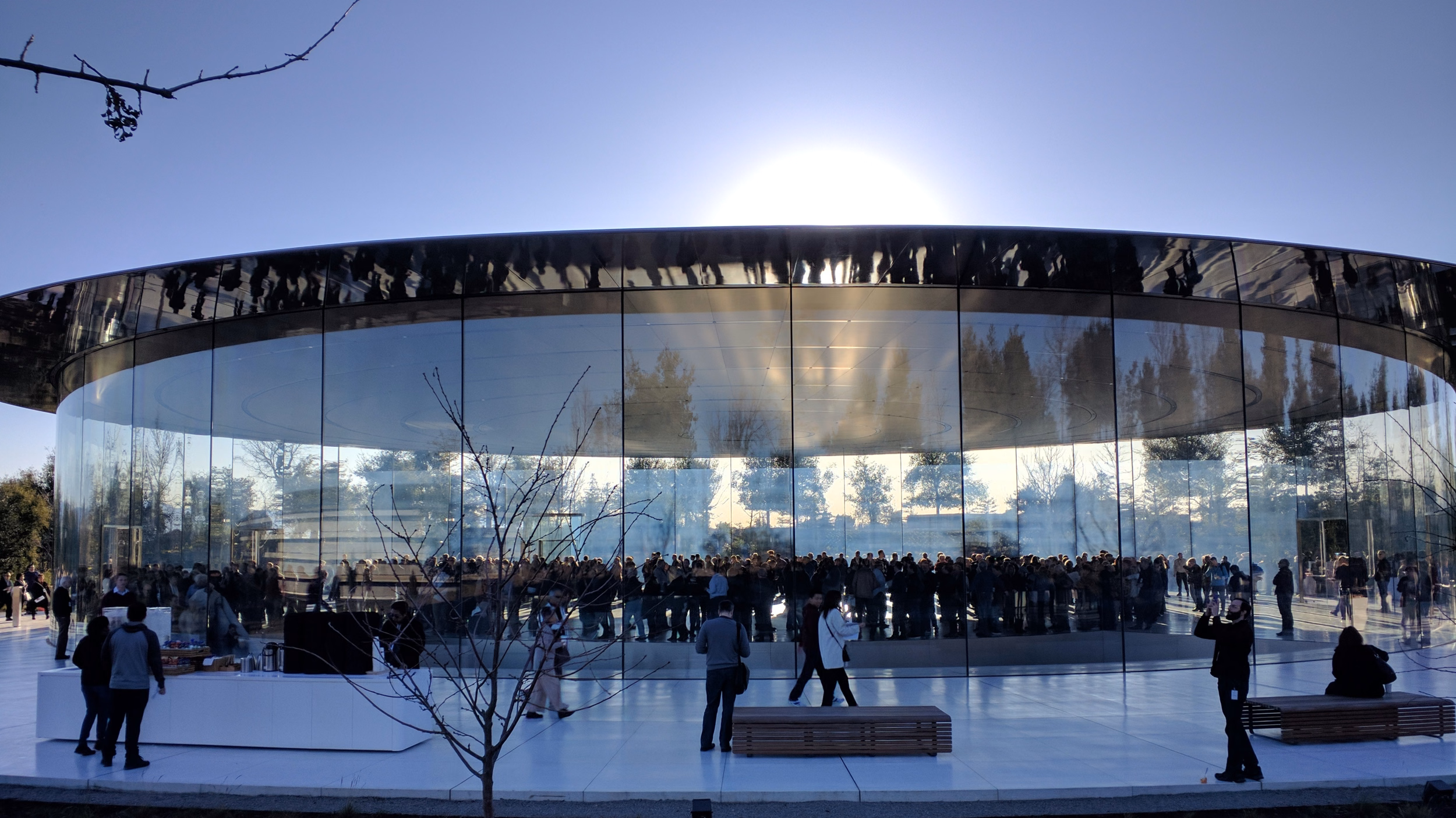 Steve Jobs Theater ที่ Apple Park สถานที่จัดงาน Surprise and Shine วันที่ 9 กันยายน