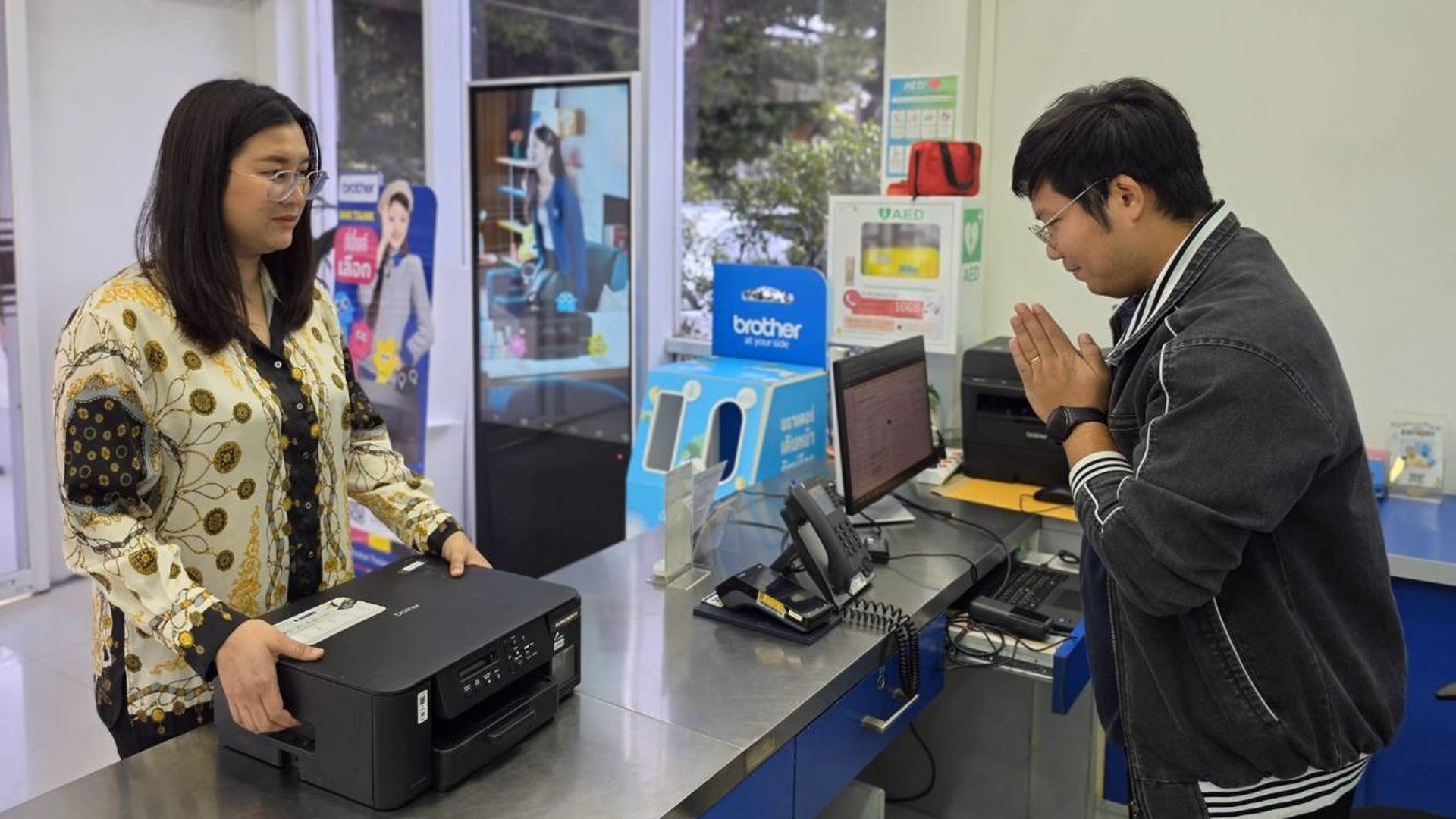 ลูกค้านำเครื่องพิมพ์ Brother เข้ารับบริการที่ศูนย์บริการ