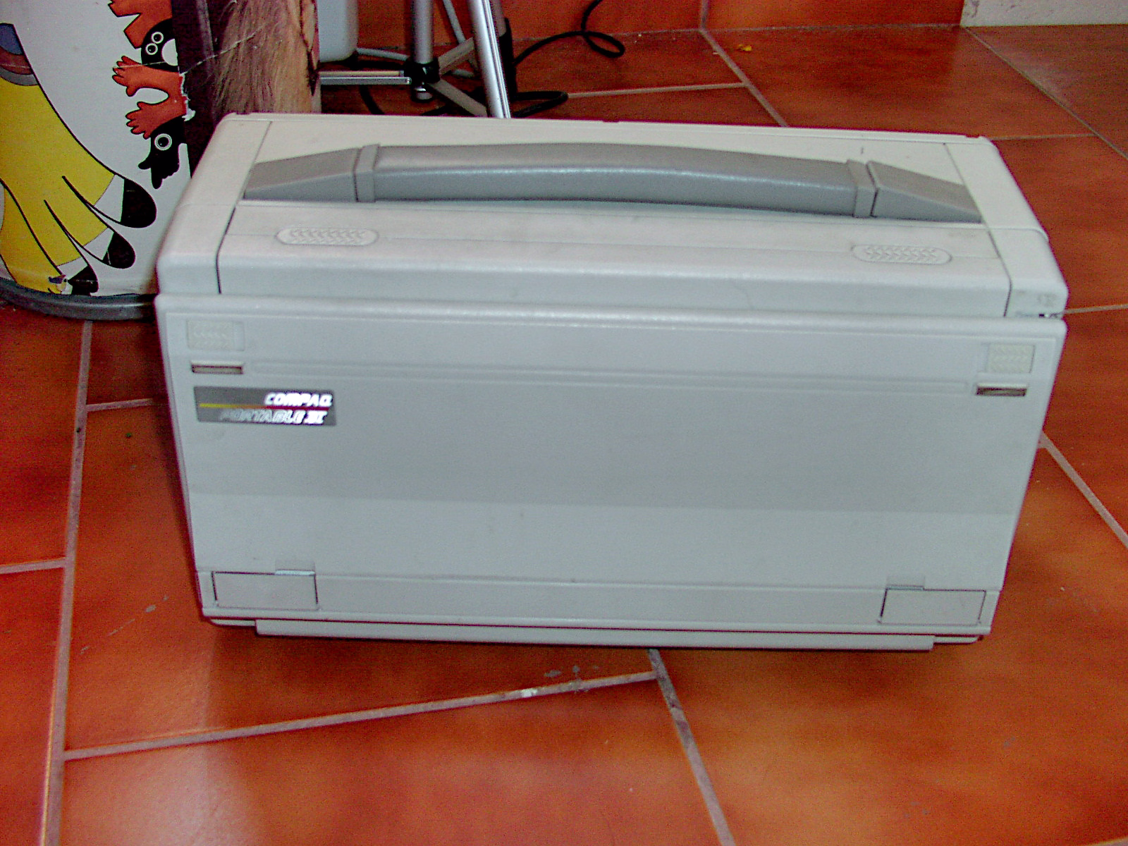 คอมพิวเตอร์ Compaq Portable III ตัวแทนยุคที่ Cook ทำงานอยู่ที่ Compaq ก่อนย้ายมา Apple (ภาพโดย Jan Helebrant, สาธารณสมบัติ CC0)