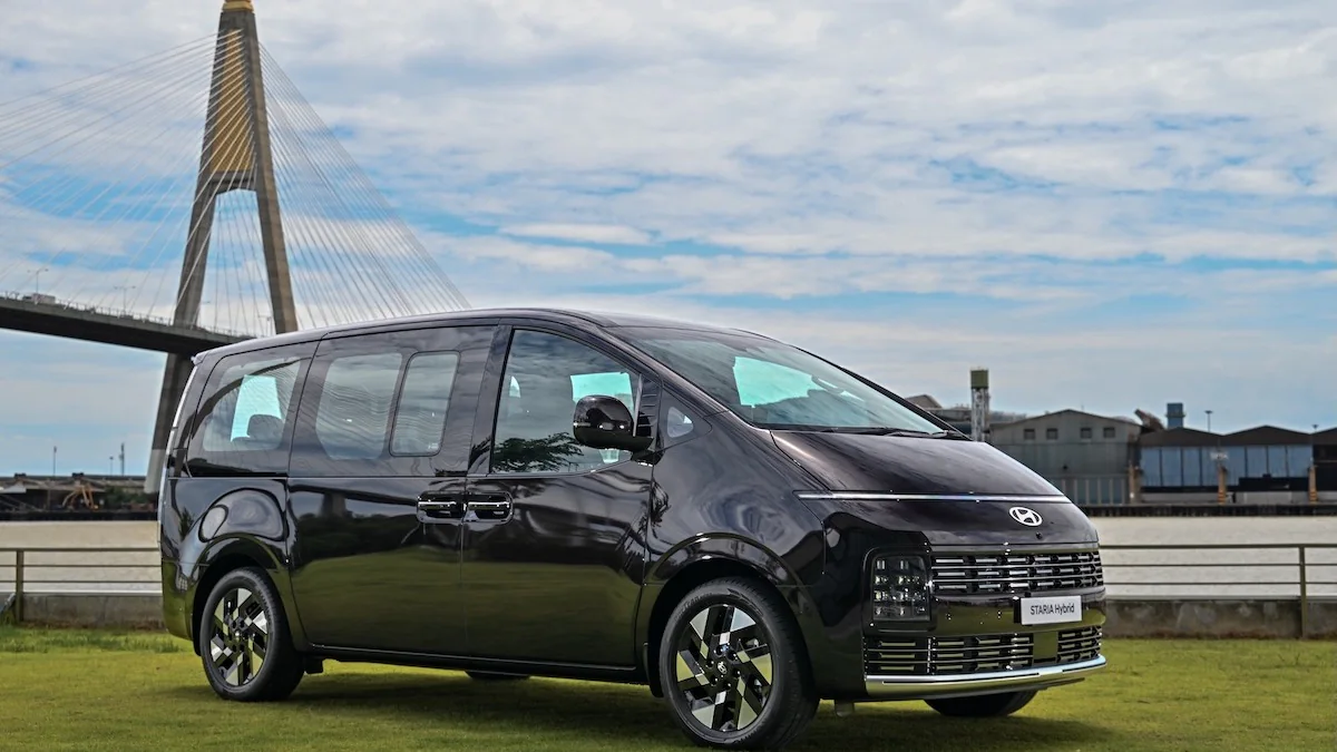 Hyundai new STARIA Hybrid สีดำ มุมหน้าสามส่วนสี่