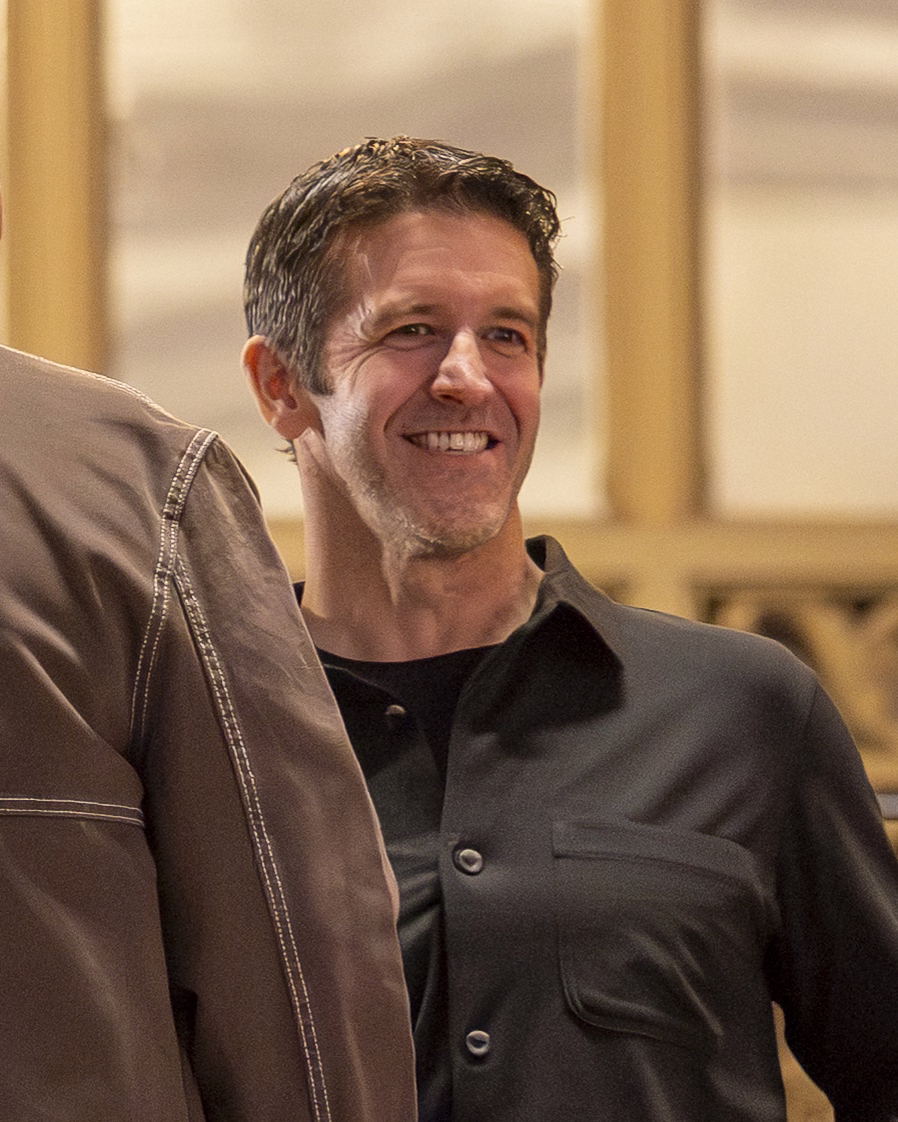 John Ternus ในงาน Apple 50th Anniversary Kickoff ที่ Grand Central Terminal นครนิวยอร์ก มีนาคม 2026 (ภาพโดย Tessa Bury, สัญญาอนุญาต CC BY 4.0)