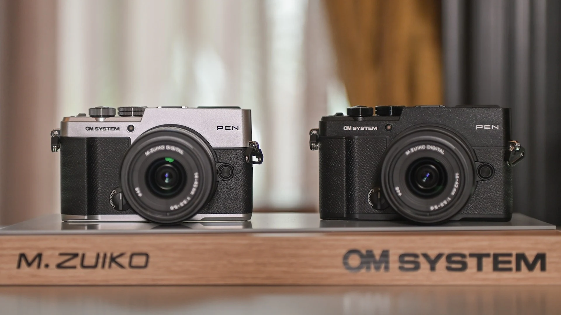 OM SYSTEM PEN สีเงินและสีดำวางคู่กัน