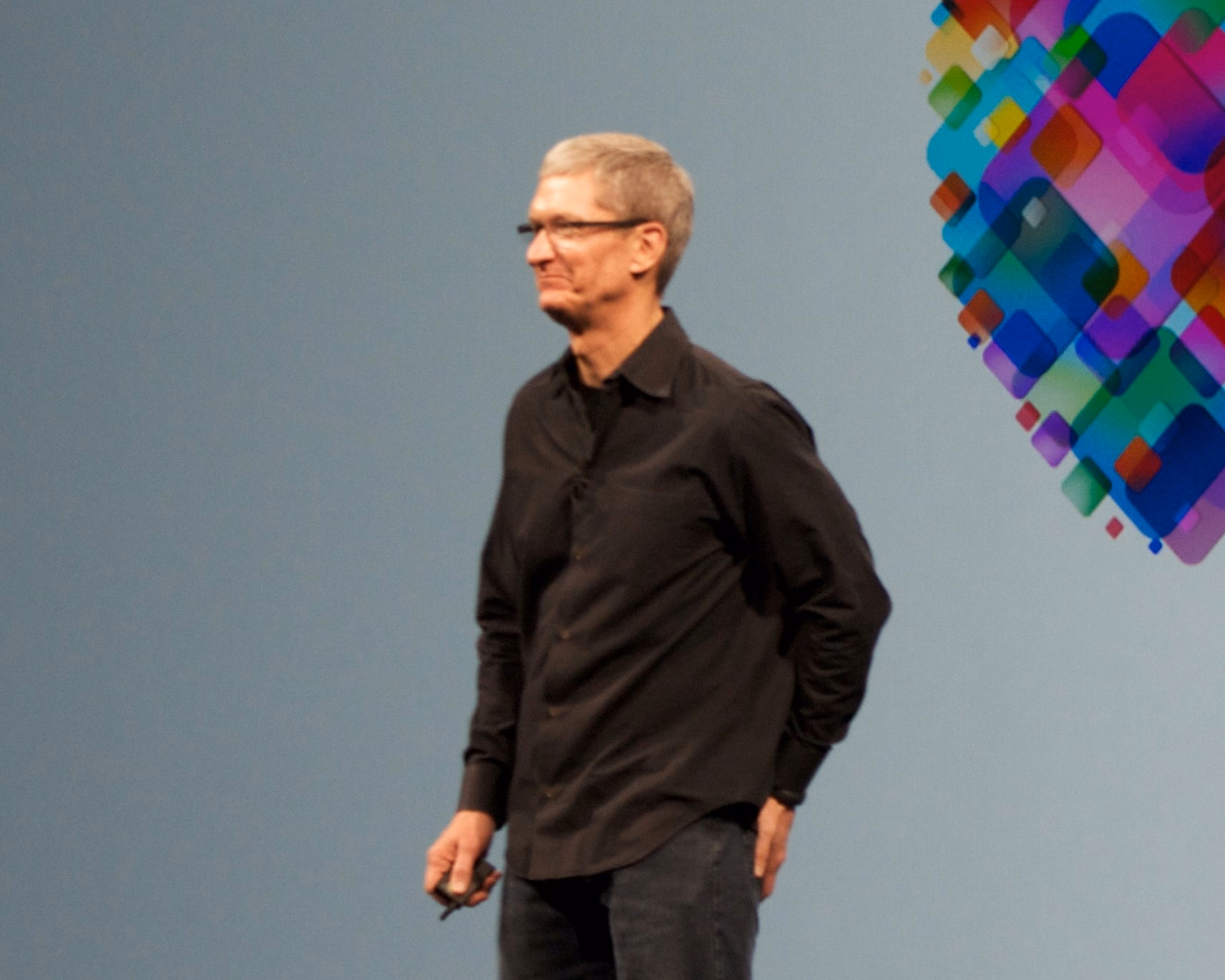 Tim Cook บนเวที Apple WWDC 2012 ปีแรกที่เขารับตำแหน่งซีอีโอเต็มตัว (ภาพโดย Mike Deerkoski, สัญญาอนุญาต CC BY 2.0)